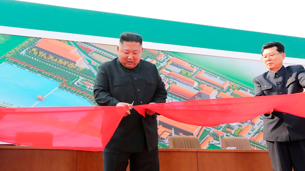 Ким Чен Ын появился на публике впервые за 20 дней. И на свежих фото он живее всех живых