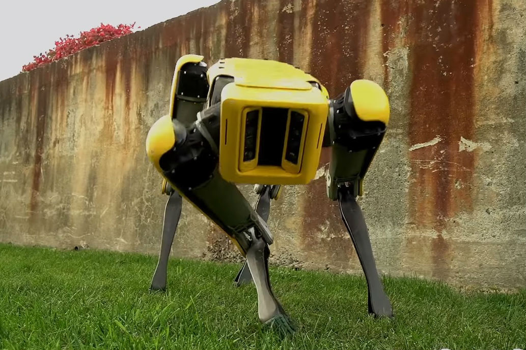 Робокоп от Boston Dynamics патрулирует парк в Сингапуре. Машина дорвалась до власти благодаря COVID-19