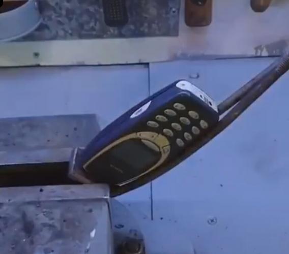 Парень нашёл истинное предназначение Nokia 3310, сделав из неё молоток. И такой мощный, что позавидует сам Тор