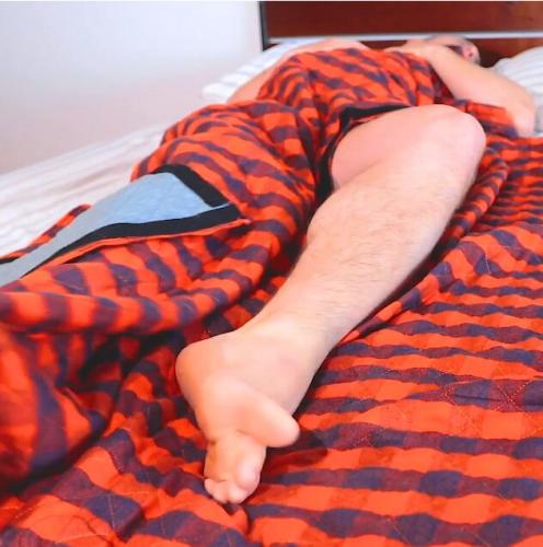 Парень создал одеяло для тех, чьим ногам жарко по ночам. От новинки в восторге и люди, и подкроватные монстры