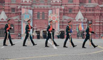 Путин объявил 24 июня выходным в честь парада Победы. Но на Красную площадь можете не торопиться
