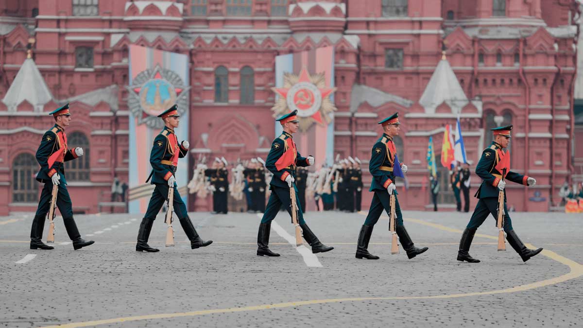 Путин объявил 24 июня выходным в честь парада Победы. Но на Красную площадь можете не торопиться