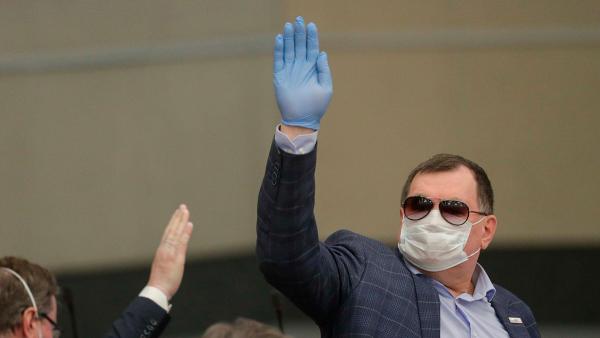 Депутаты Госдумы носят значки от коронавируса. На фото они выглядят эффектно, но болезнь явно не отпугивают