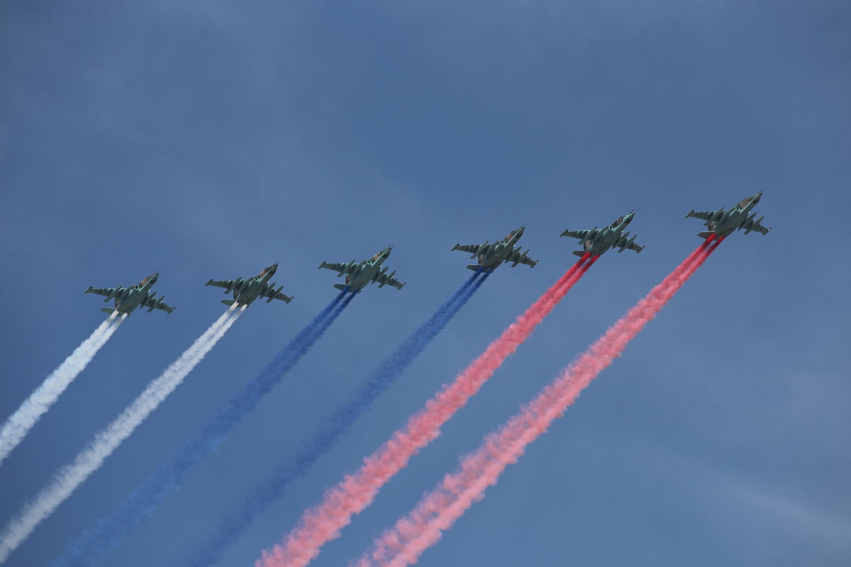 В Москве прошёл авиационный парад в честь дня Победы. Однако многих зрителей привлекли не самолёты, а облака