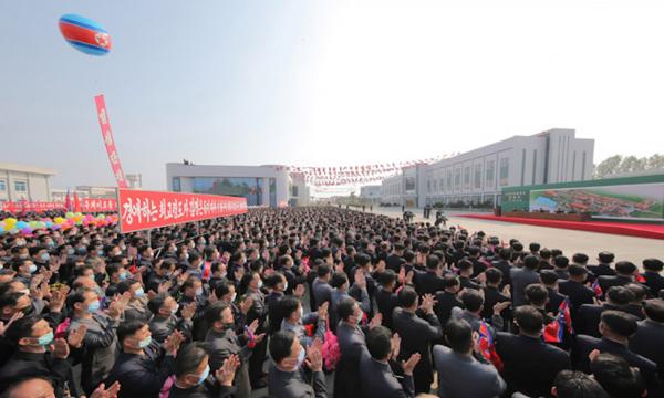 Ким Чен Ын появился на публике впервые за 20 дней. И на свежих фото он живее всех живых