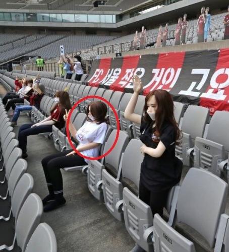 Футбольный клуб в Сеуле извинился за странных болельщиков. Выглядят они отлично, но на фанатов спорта не тянут