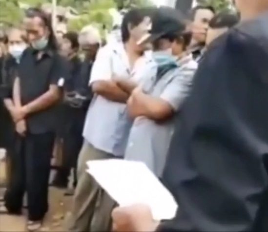 Люди увидели индонезийские похороны и пришли в ужас. Похоже, человека на них хоронят заживо, ведь он двигается