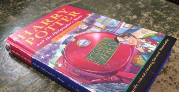 Старушка забрала со свалки старые книги о Гарри Поттере. А через 12 лет узнала - они стоят целое состояние