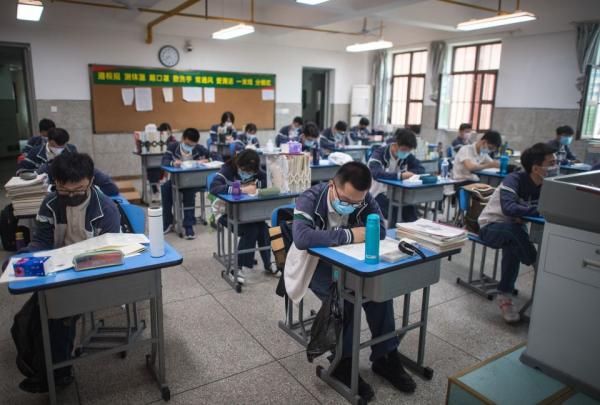 СМИ показали на примере школ в Китае, как будет выглядеть учёба после карантина. И это похлеще условий ЕГЭ