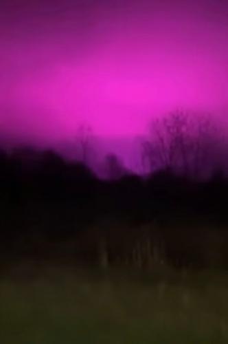 Девушка сняла пурпурное ночное небо, и люди подумали об НЛО. Но правда оказалась очень забавной и приземлённой