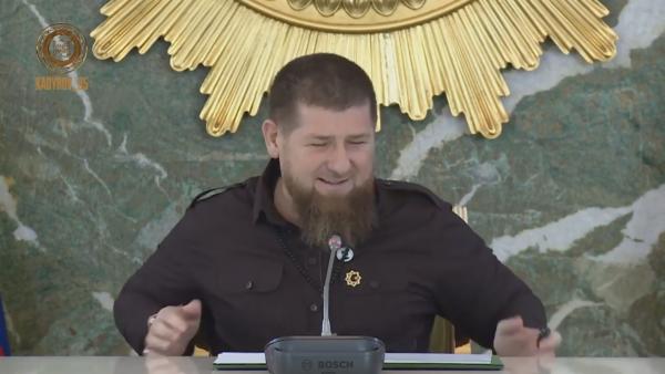 У Кадырова заметили катетер на видео с недавнего совещания. Глава Чечни прятал руку, но в один момент забылся