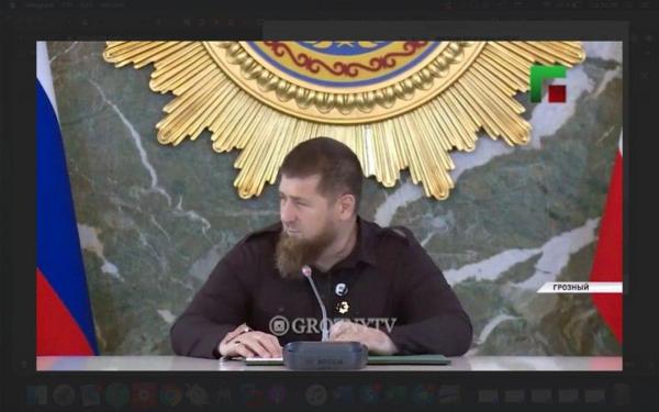 У Кадырова заметили катетер на видео с недавнего совещания. Глава Чечни прятал руку, но в один момент забылся