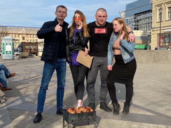 Блогерам из Петербурга выписали чек за шашлыки на Сенной. Вот только оплачивать его придётся в полиции