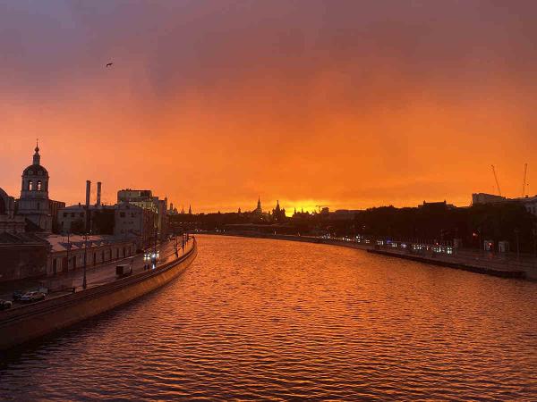 Огненные закаты в Москве выглядели как магия, но астрономы дали им объяснение. Простое, но завораживающее