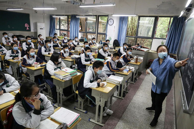 СМИ показали на примере школ в Китае, как будет выглядеть учёба после карантина. И это похлеще условий ЕГЭ