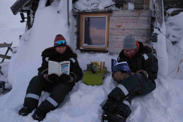 Девушки застряли на карантине среди льдов в Арктике. У них нет воды и электричества, только скиллы выживания