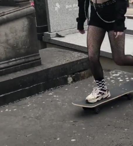 «Девчонка катается на скейте по вашей могиле». Жутковатое видео девочки-подростка приводит людей в ярость