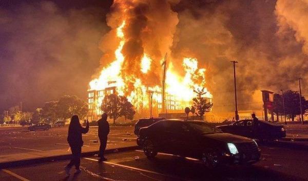 На видео из Миннеаполиса пожар охватил целый квартал. Бунты начались после убийства полицейскими чернокожего