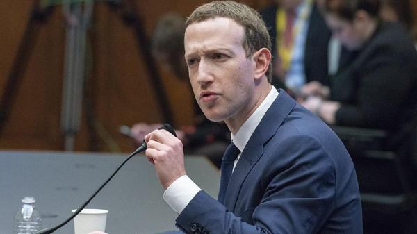 Марк Цукерберг стал жертвой заговора. Акционеры Facebook решили его свергнуть, но причина - настоящий парадокс