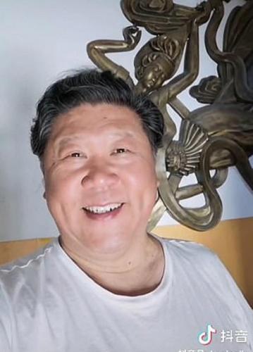 Певец постит селфи и ловит баны за порчу имиджа главы Китая. Ведь от Си Цзиньпина его не отличают и спецслужбы
