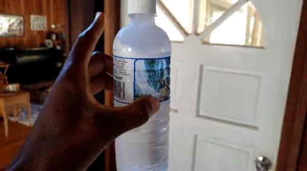Парень за секунду заморозил бутылку воды, и люди поверили в магию. Но её тут нет - Саб-Зиро может стать каждый