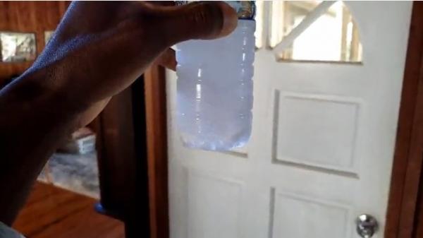 Парень за секунду заморозил бутылку воды, и люди поверили в магию. Но её тут нет - Саб-Зиро может стать каждый