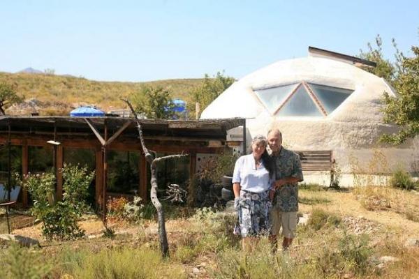 Супруги построили инопланетный дом мечты. И, глядя на него, трудно поверить, что он сделан из мусора со свалки