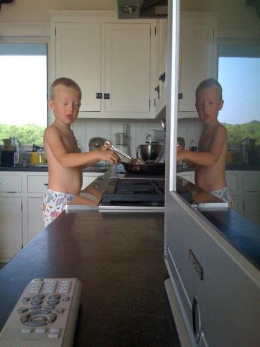 Отец показал фото сына, где он отражается в зеркале. Но одна деталь убедила людей, что мальчик - призрак