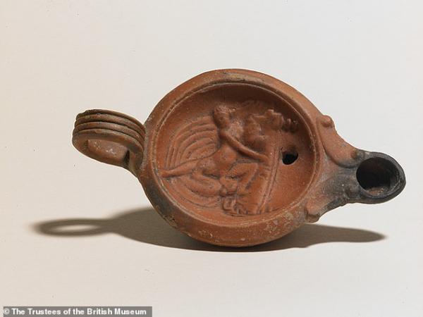 Британский музей пополнил коллекцию ЛГБТ-артефактами. Среди них римская лампа с изображением лесбийского секса