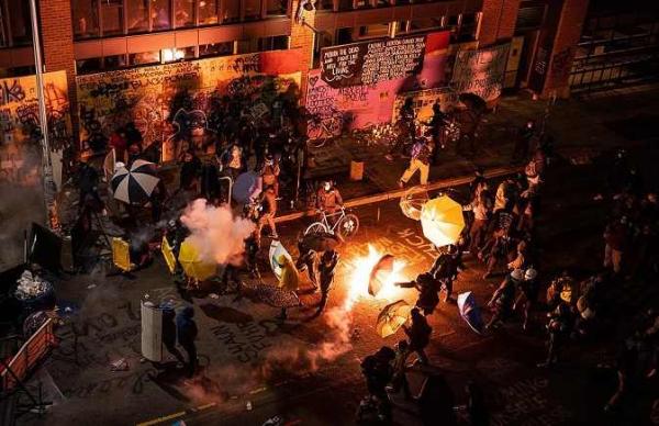 Демонстранты в США создали островок анархии, и это не метафора. Они основали своё государство Чаз и даже армию