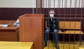Михаил Ефремов отправился под домашний арест за пьяное ДТП и убийство человека. На видео из суда актёр плачет