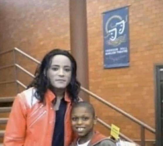 Парень всю жизнь хвастался, что повстречал Майкла Джексона. А потом нашёл фото с той встречи - и это провал