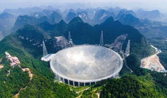Китай развернул к небу самый большой в мире телескоп. И неспроста — он ждёт, что из бездны посмотрят в ответ