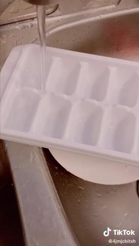Девушка показала, как правильно наполнять формочку для льда водой. Хватило 10 секунд, чтобы сломать людям мозг