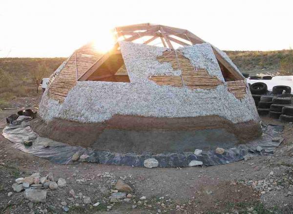 Супруги построили инопланетный дом мечты. И, глядя на него, трудно поверить, что он сделан из мусора со свалки