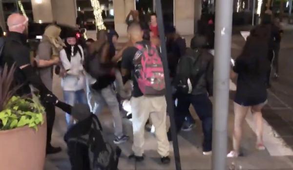 Протестующие в Далласе жестоко избили парня с мечом. Но люди узнали, кто этот воин, и не готовы его жалеть