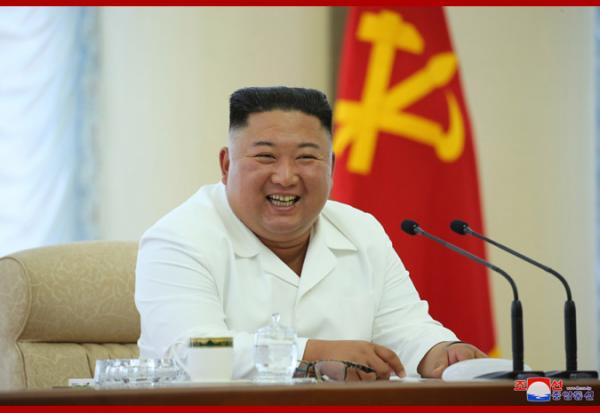 Ким Чен Ын, довольный, здоровый и живой, порадовал мир новыми фото. И даже надел парадную белую рубашку