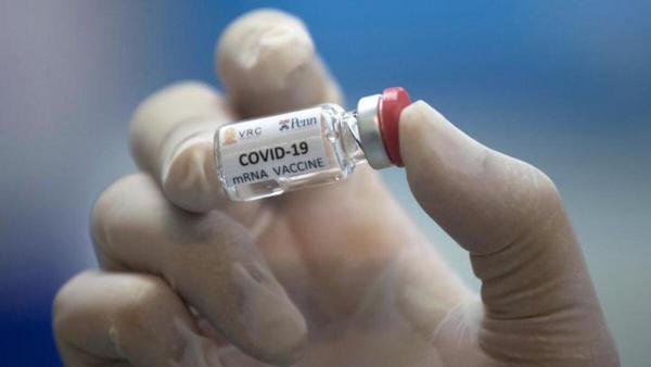 Анна Попова заявила, что единой вакцины от COVID-19 не будет. Но россияне шутят про холопов и средний класс