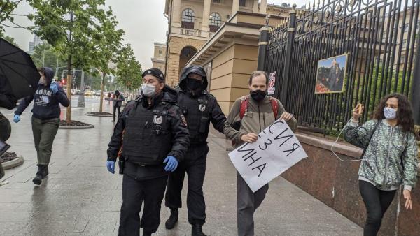 Трое бывших фигурантов «московского дела» снова задержаны. Так открылся второй сезон летних протестов в Москве