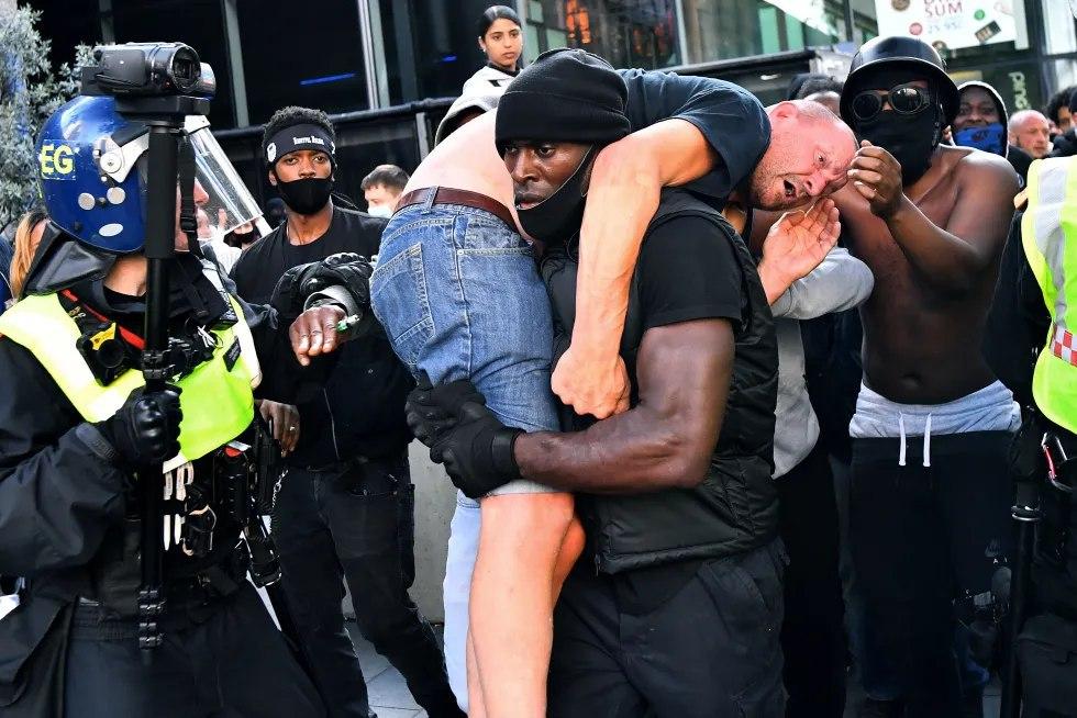 Фото темнокожего, спасающего националиста от толпы, разошлось по Сети. Теперь он объяснил, зачем это сделал