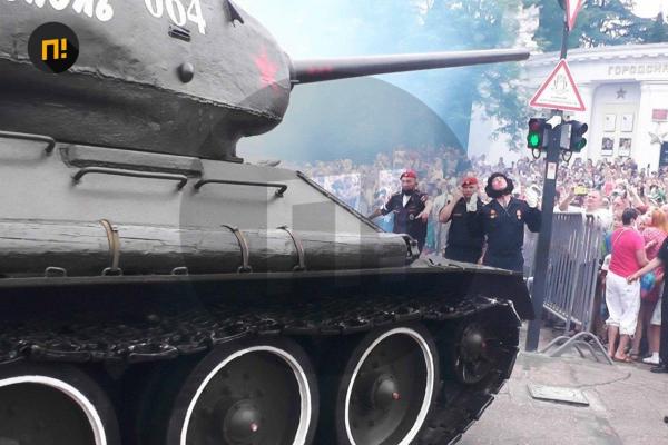 Легендарный Т-34 припугнул зрителей парада Победы в Севастополе. Старенький танк чуть не въехал в толпу