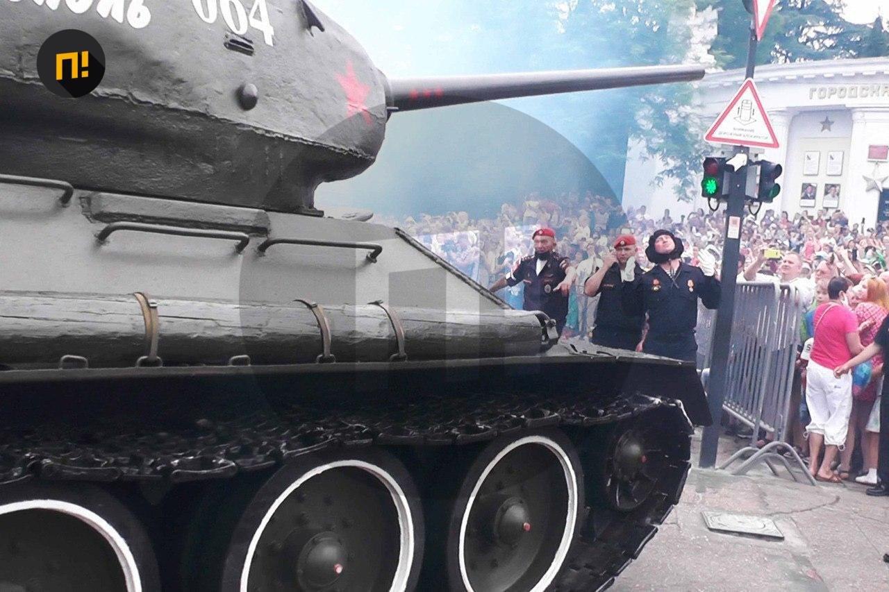 Легендарный Т-34 припугнул зрителей парада Победы в Севастополе. Старенький танк чуть не въехал в толпу