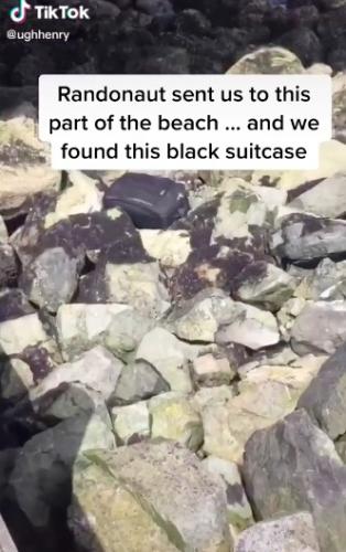 Мобильное приложение отправило подростков на пляж. Но там их ждал чёрный чемодан, который не стоило открывать
