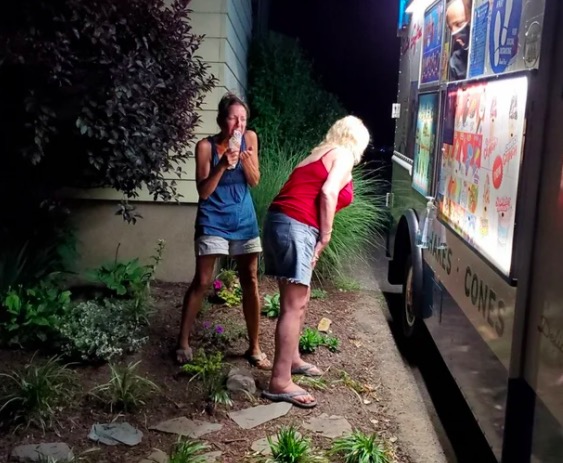 Именинница получила на день рождения фургон мороженого. А людей волнует её возраст - угадать его невозможно