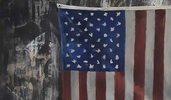 Бэнкси поджигает американский флаг в новой работе о расизме в США. И даёт намёк о своей собственной личности