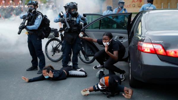 В Сети появились фото резиновых пуль с протестов в США. Но из-за размеров снаряда митингующим страшно