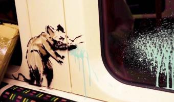 Бэнкси нарисовал в лондонском метро крыс в медицинских масках. И, возможно, впервые показал собственное лицо