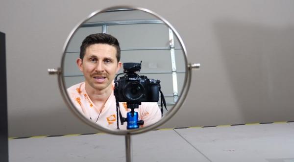 Блогер сделал зеркало, которое не поворачивает отражение. Вы тоже так сможете, но зазеркалье вам не понравится
