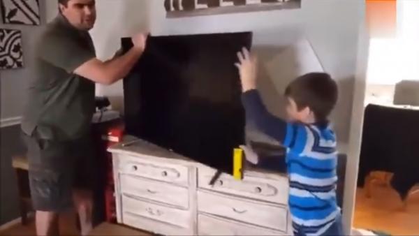 Мальчик молотком разбил ТВ беспомощных родителей, и у твиттера бомбит. Но это видео не так просто, как кажется