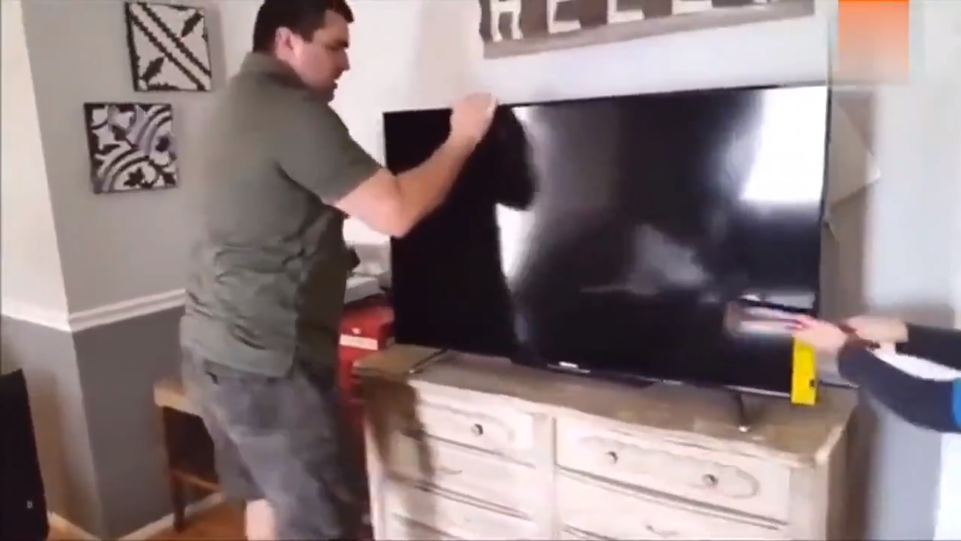 Разбил телевизор